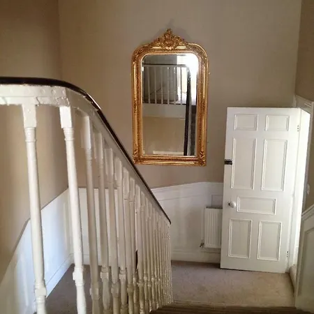 לינה וארוחת בוקר Devon View House 4*