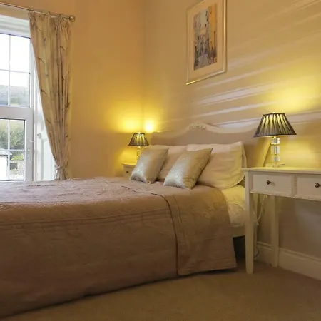 לינה וארוחת בוקר Devon View House 4*