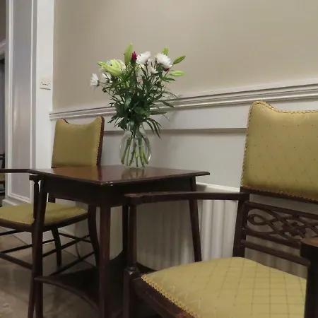 לינה וארוחת בוקר Devon View House 4*