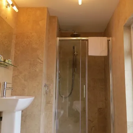 לינה וארוחת בוקר Devon View House