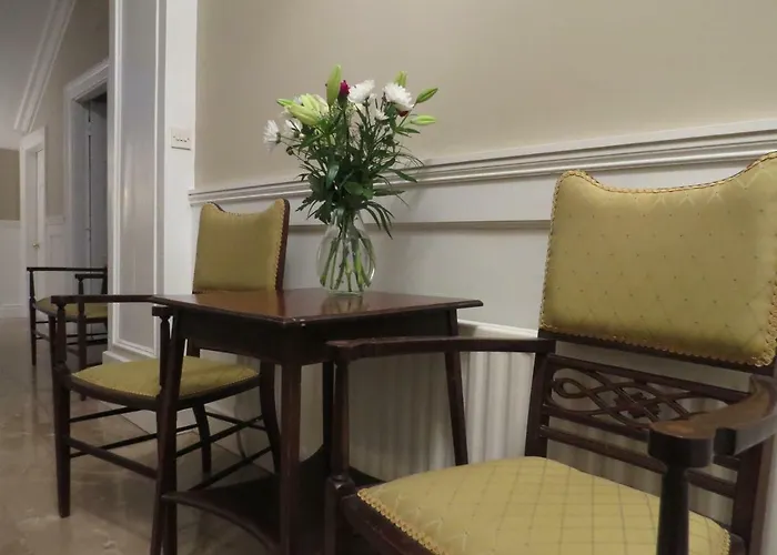 לינה וארוחת בוקר Devon View House 4*