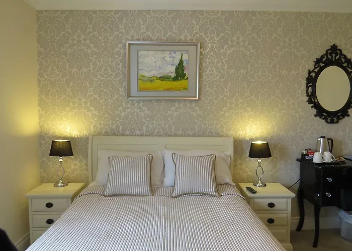 לינה וארוחת בוקר Devon View House 4*